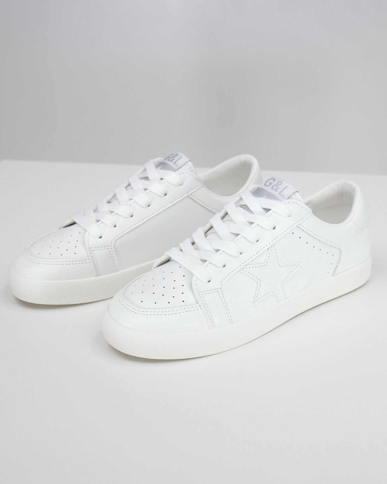 White sneakers with numbers on clearance the side