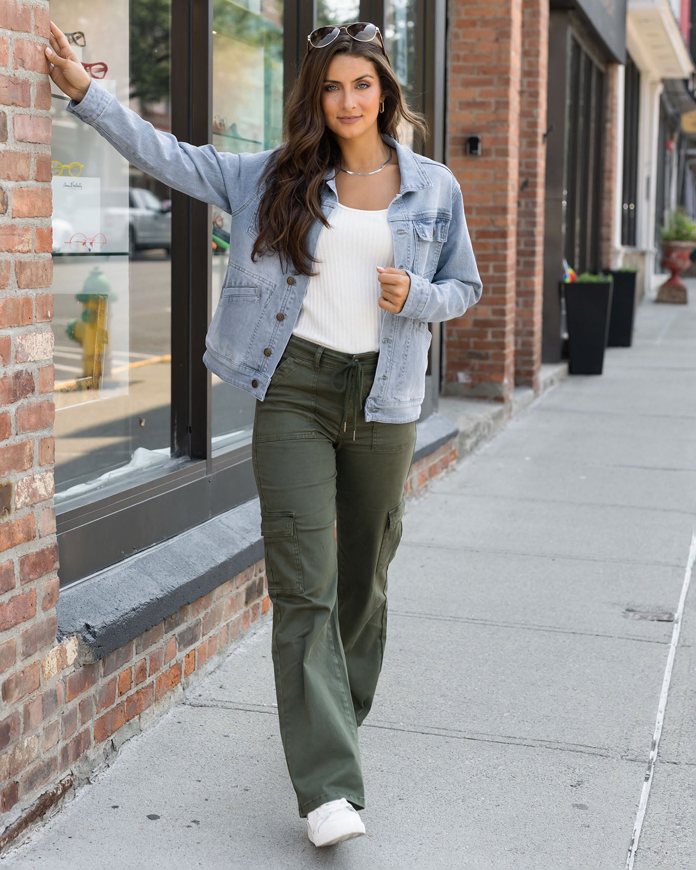 Dark Green Cargo Pants Summer Outfits For Women (3 ideas & outfits
